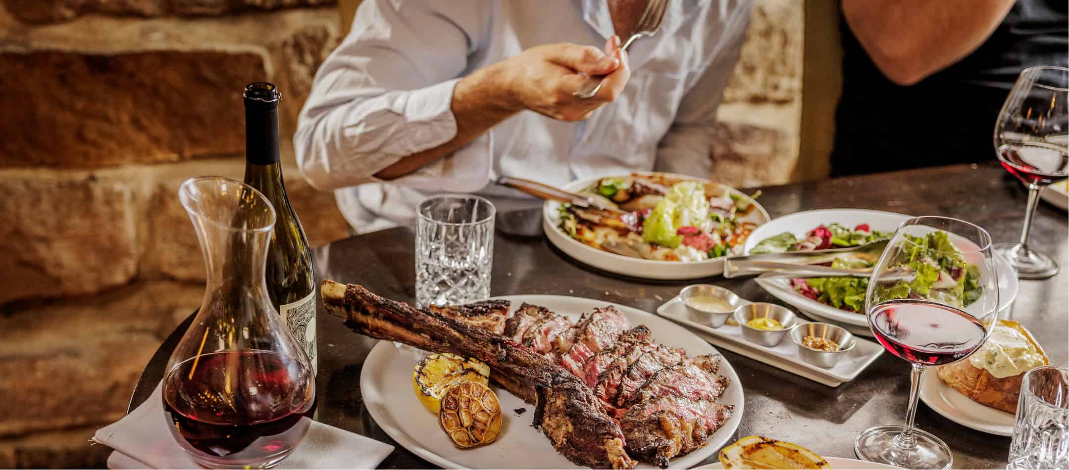 Kingsleys: Steak with sides on table